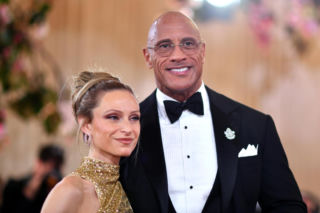 Pamela znów jest blondynką! Zobacz kreacje ze Złotych Globów