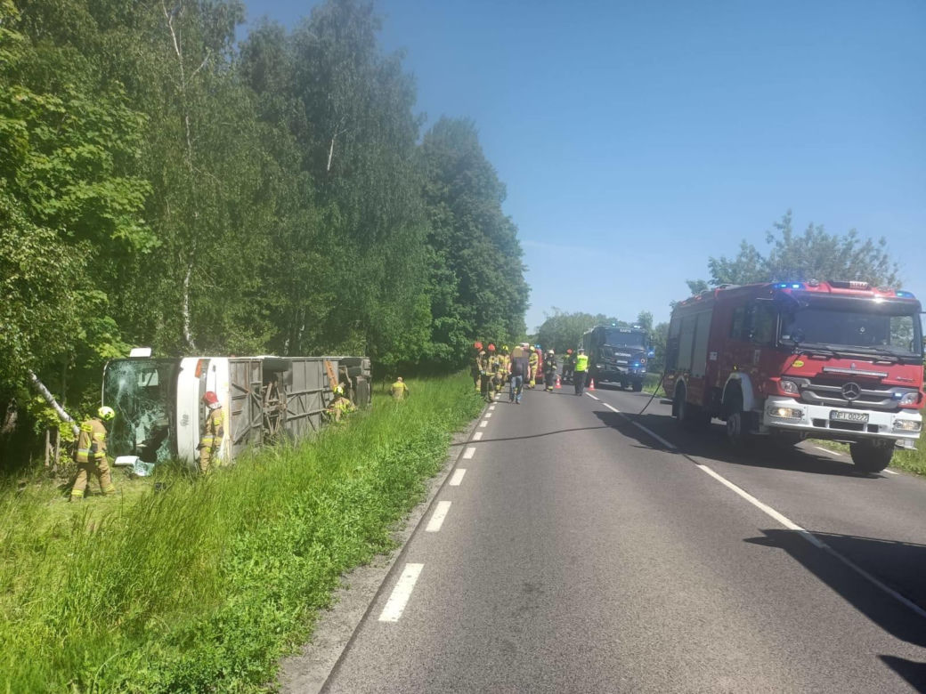   Wypadek autobusu szkolnego na Mazurach. Rannych kilka osób, droga zablokowana!