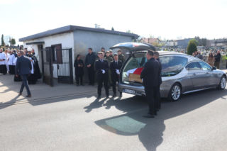 Polacy żegnają Łukasza Litewkę. Kondukt żałobny