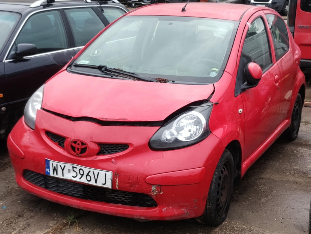 Drogowcy znów sprzedają wraki z ulicy. Wśród nich jest Chrysler w kwiatki
