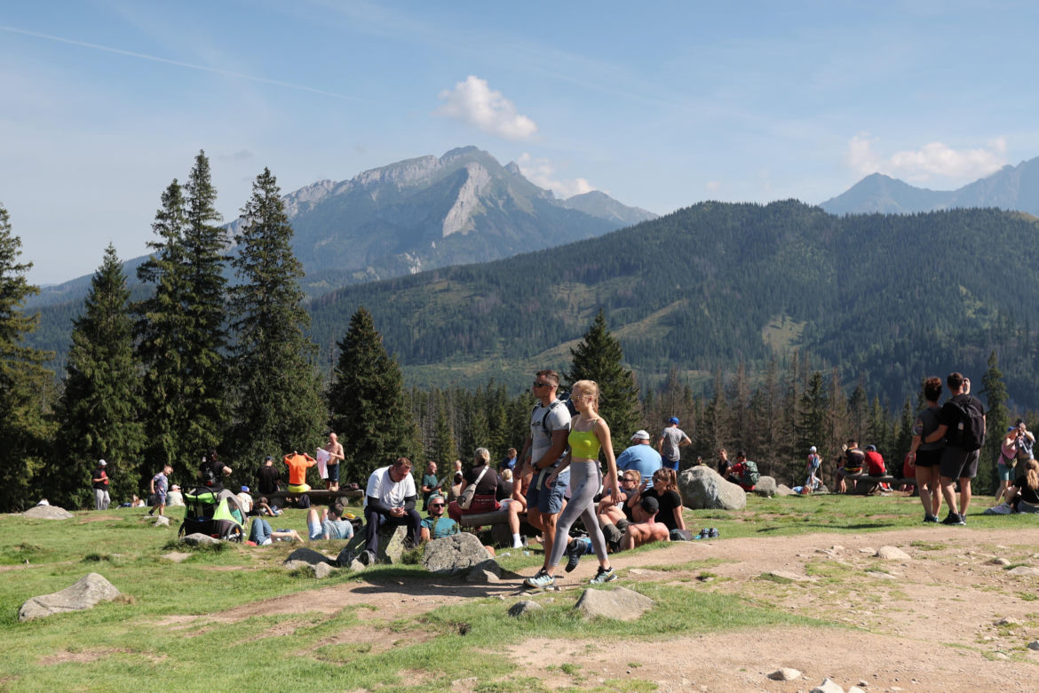 Koniec wakacji, a turyści szturmują Tatry. Na szlakach tłumy