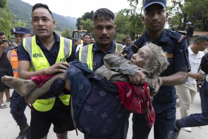 Katastrofa w Nepalu. Setki osób zaginęły, wśród nich zagraniczni turyści