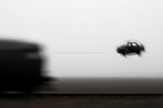 Szynobus zmiażdżył BMW pod Płockiem. Czy polskie przejazdy są bezpieczne?