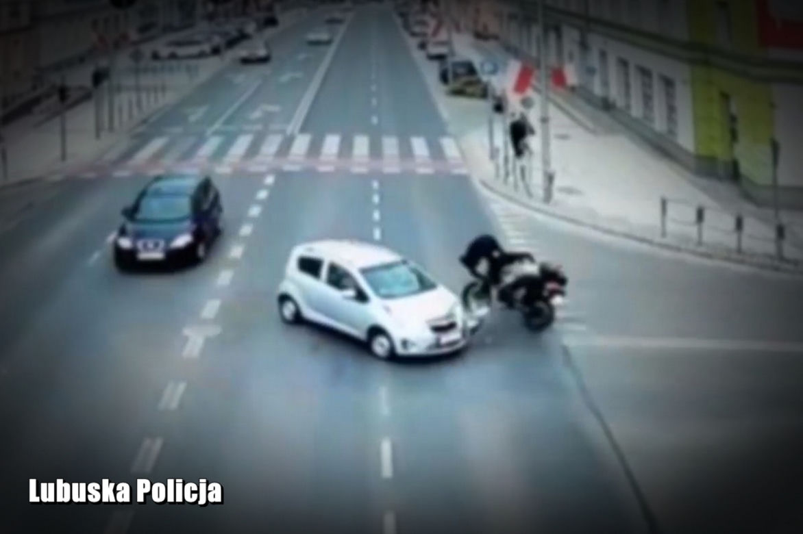 Przerażający wypadek w Zielonej Górze! Motocyklista wyleciał w powietrze po zderzeniu z chevroletem [ZDJĘCIA].