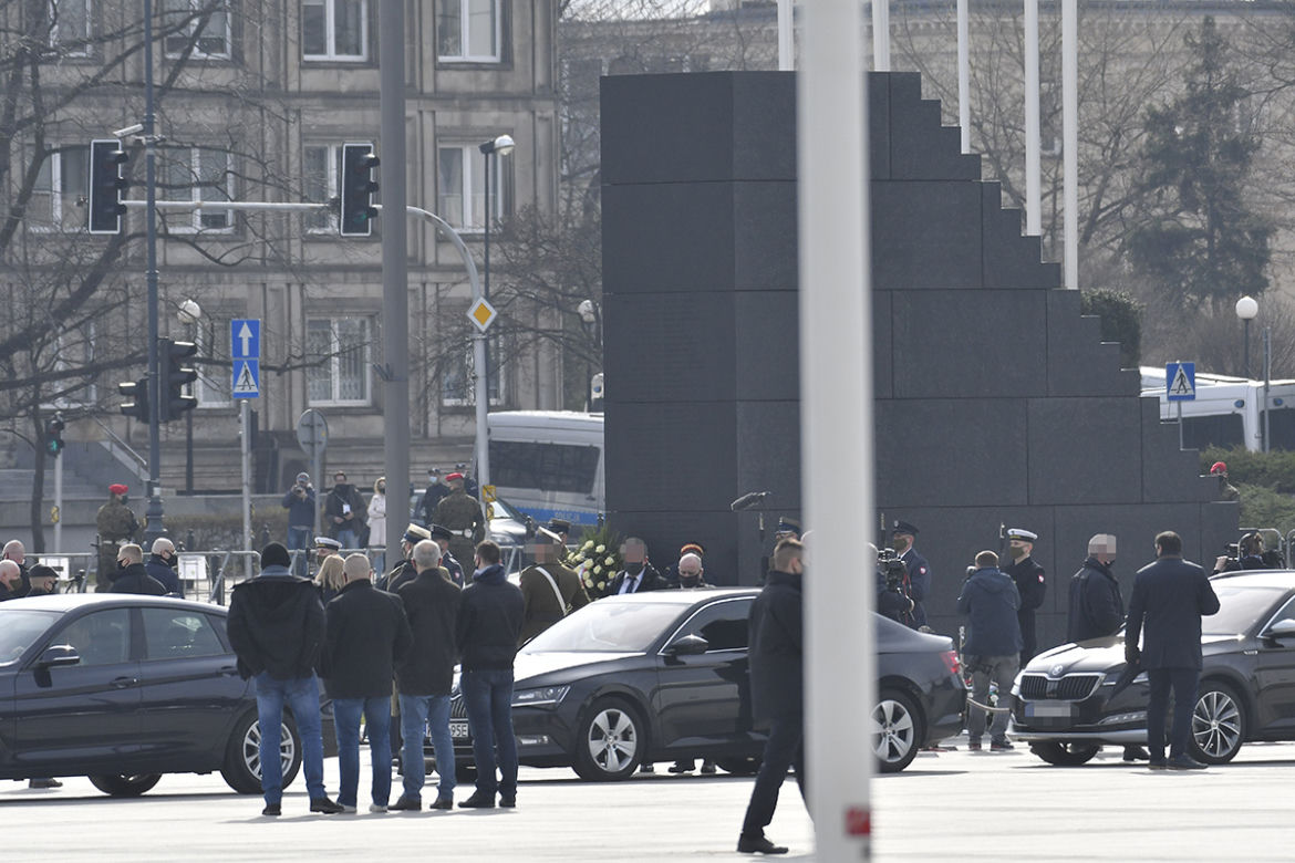 Jarosław Kaczyński podczas uroczystości złożenia kwiatów pod pomnikiem Ofiar katastrofy smoleńskiej, na pl. Piłsudskiego w Warszawie