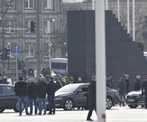 Jarosław Kaczyński podczas uroczystości złożenia kwiatów pod pomnikiem Ofiar katastrofy smoleńskiej, na pl. Piłsudskiego w Warszawie