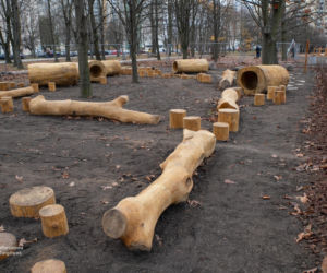 Kontrowersyjny plac zabaw w Warszawie za 340 tysięcy. Władze dzielnicy się tłumaczą