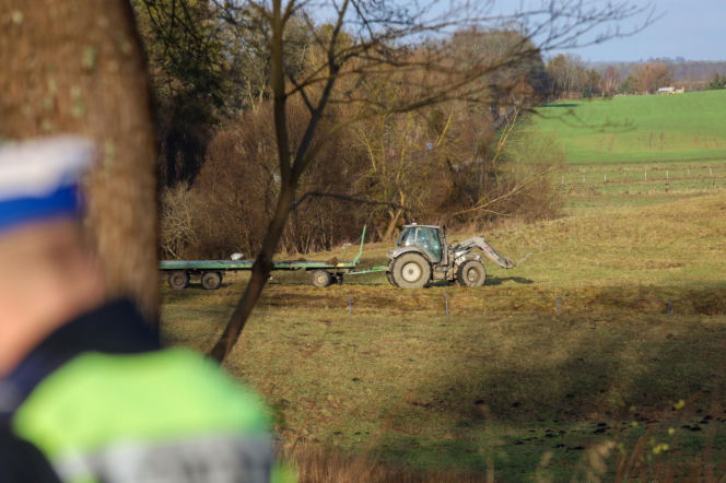 Zajączki. Strażacy nie dotarli na ważną uroczystość z powodu wypadku. Zderzyli się z kierującym ciągnikiem [ZDJĘCIA].