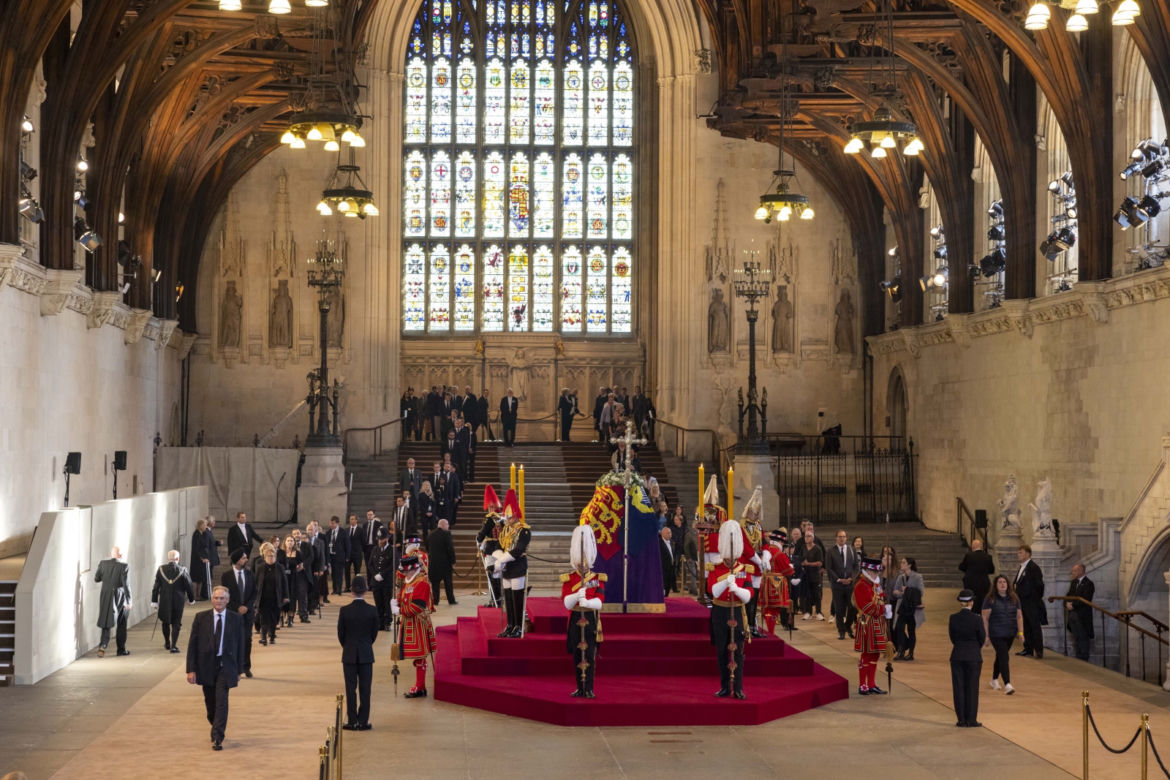 Trumna z ciałem Elżbiety II w drodze do Pałacu Westminsterskiego