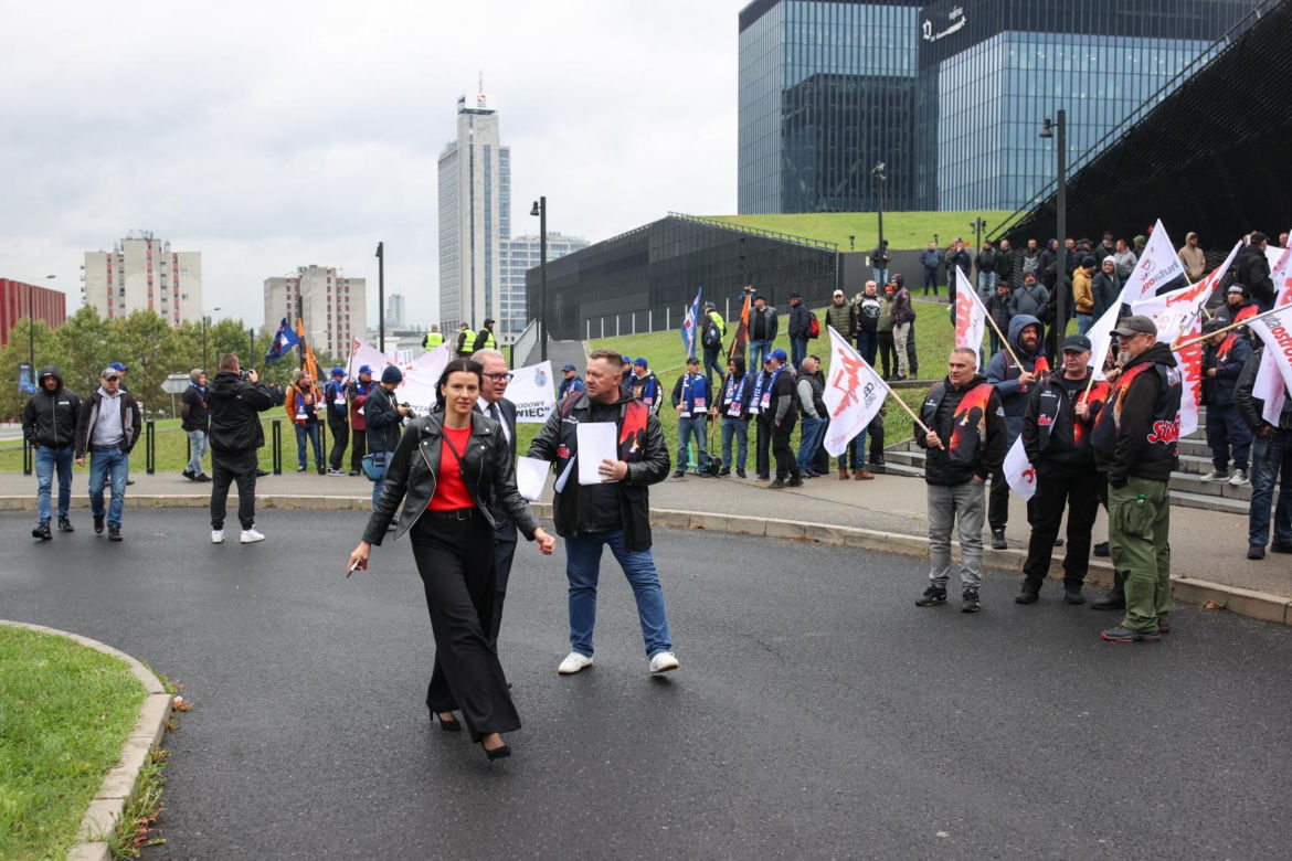 Protest "Solidarności" w Katowicach przed MCK. Chodzi o konferencję klimatyczną PRECOP