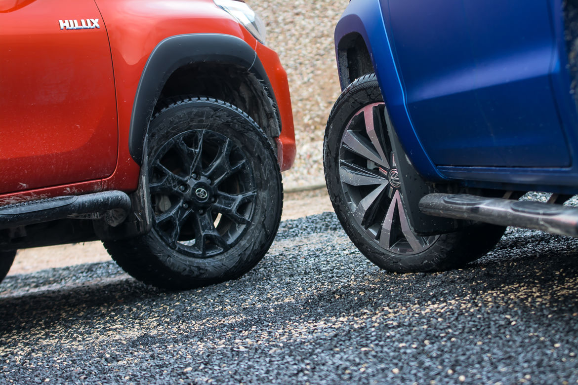Toyota Hilux 2.4 D-4D 150 KM 4x4 AT6 Selection 50 vs. Volkswagen Amarok V6 3.0 TDI 258 KM 4Motion DSG8 Aventura