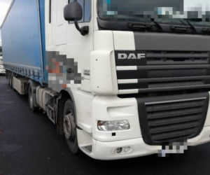 Zdarty bieżnik, dziury i wystające druty. ITD ujawniło fatalny stan opon w naczepie polskiego przedsiębiorcy 