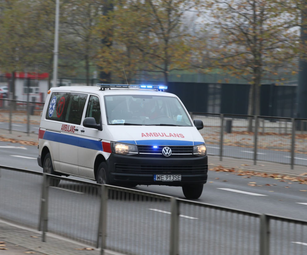 Pijany jechał na hulajnodze. Podróż skończył w basenie Portu Praskiego