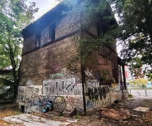 Spalony domek grabarza na Pomorzanach