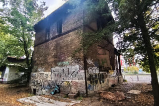 Spalony domek grabarza na Pomorzanach