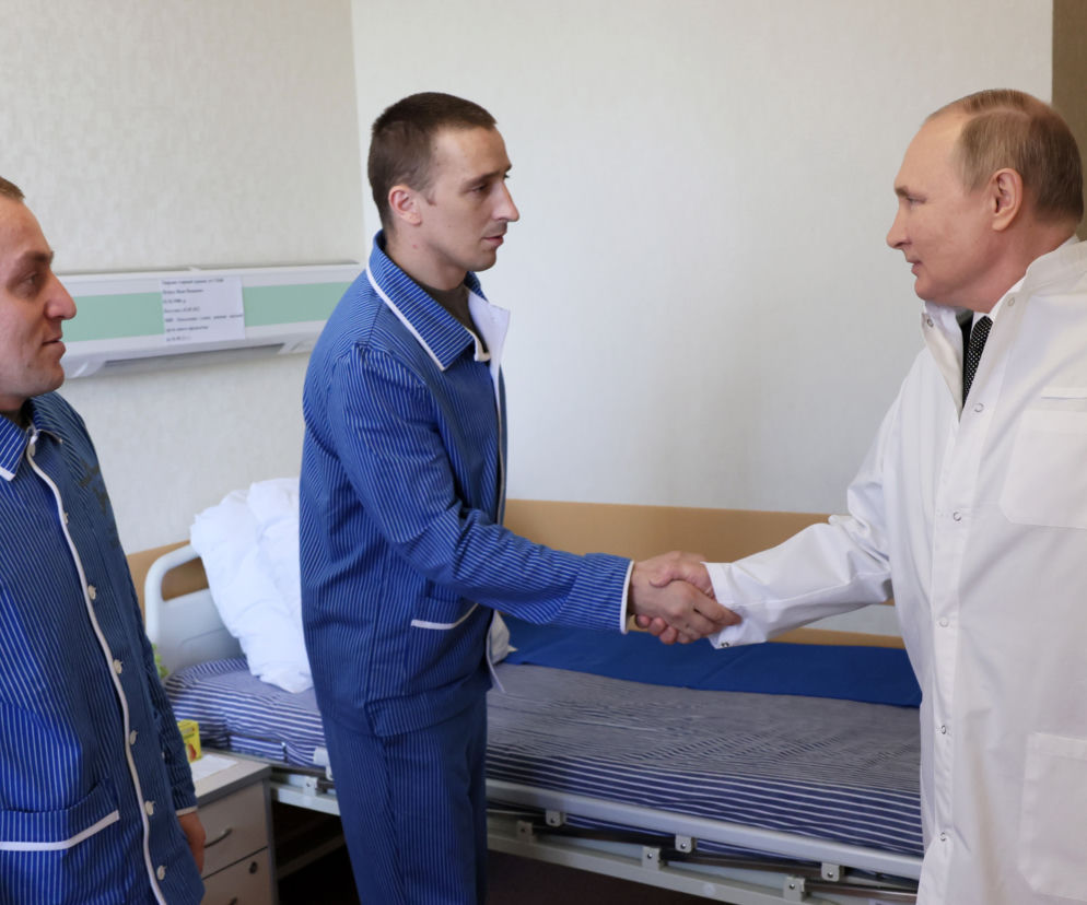 Putin przebrał się za lekarza i odwiedził swoich żołnierzy. Nazwał ich bohaterami 