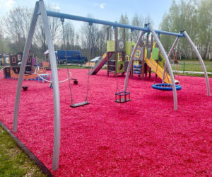 Różowy plac zabaw na Bielach. Nie da się go nie zauważyć 