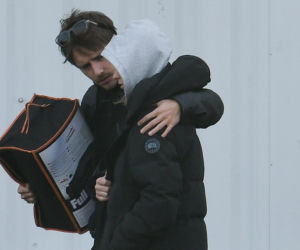 Maciej Musiał najpierw pieści auto, potem dziewczynę