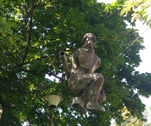Balansujące rzeźby w szpitalu im. Babińskiego