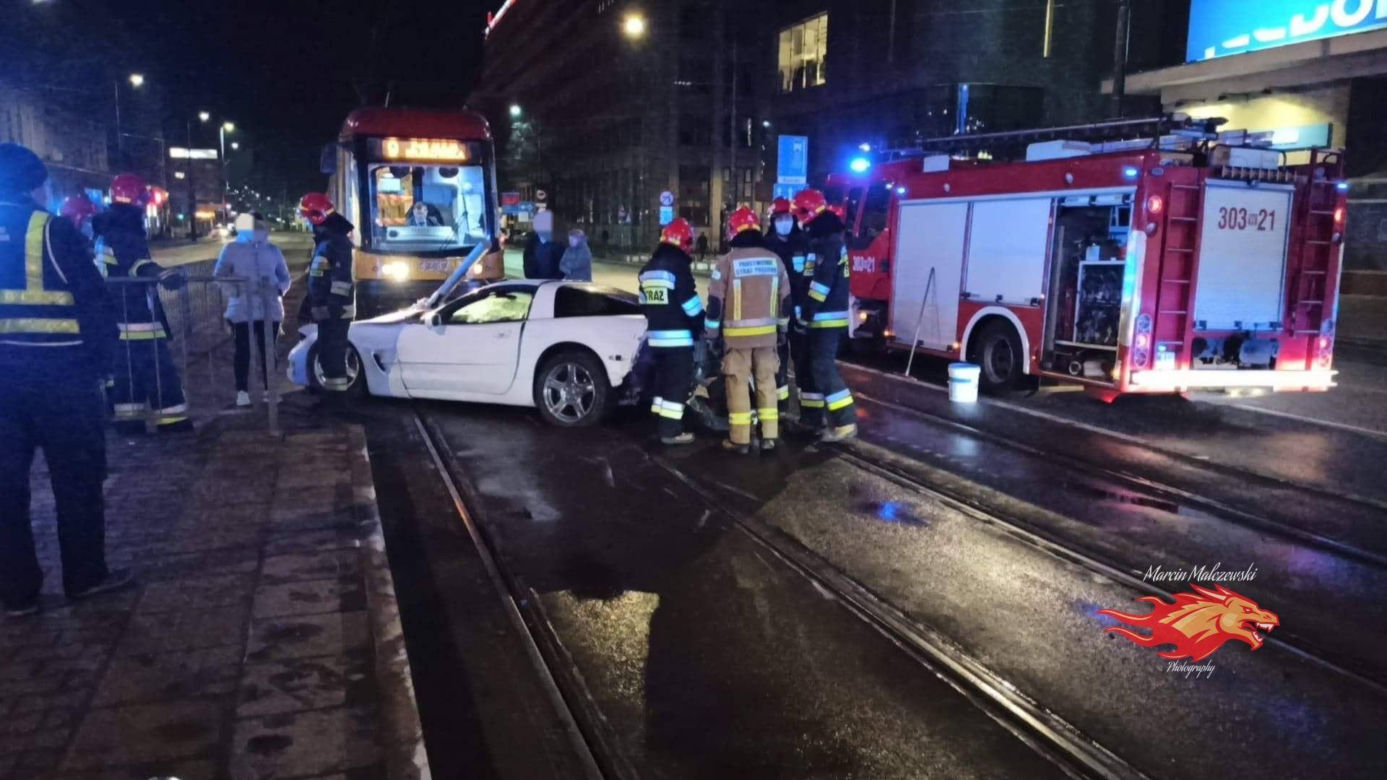 Pijany kierowca roztrzaskał swoje auto na słupie