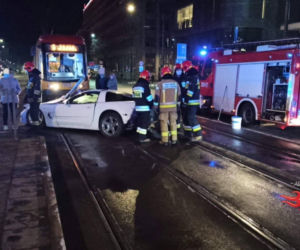 Pijany kierowca roztrzaskał swoje auto na słupie