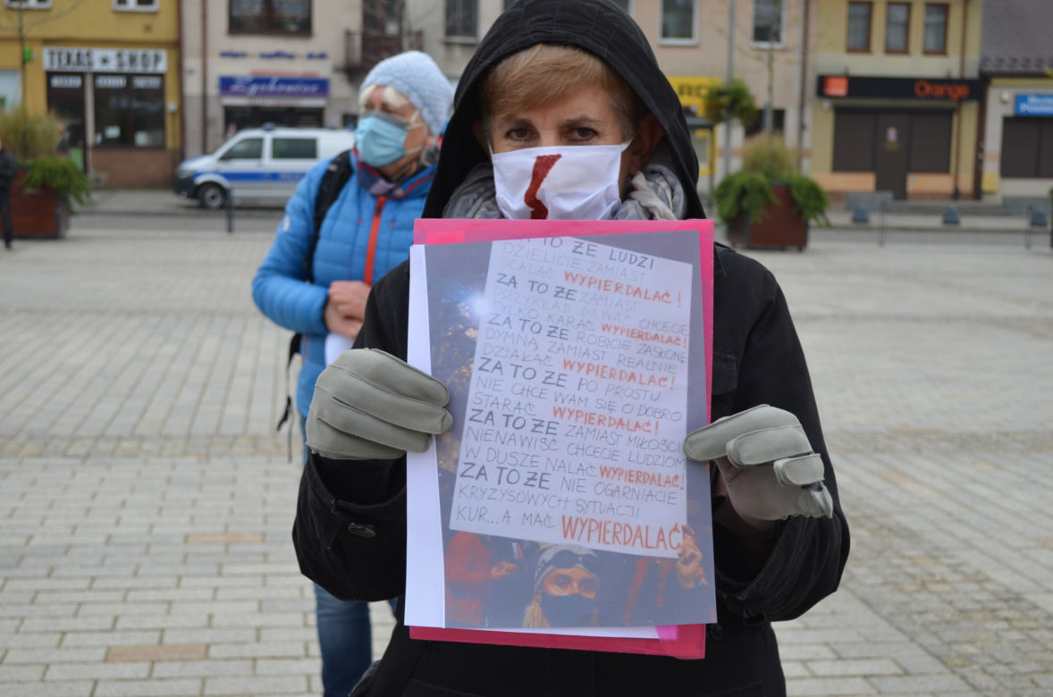 "NIE JESTEŚMY INKUBATORAMI" w Starachowicach też protestowali przed biurami posłów PiS 