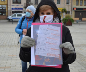 NIE JESTEŚMY INKUBATORAMI w Starachowicach też protestowali przed biurami posłów PiS 