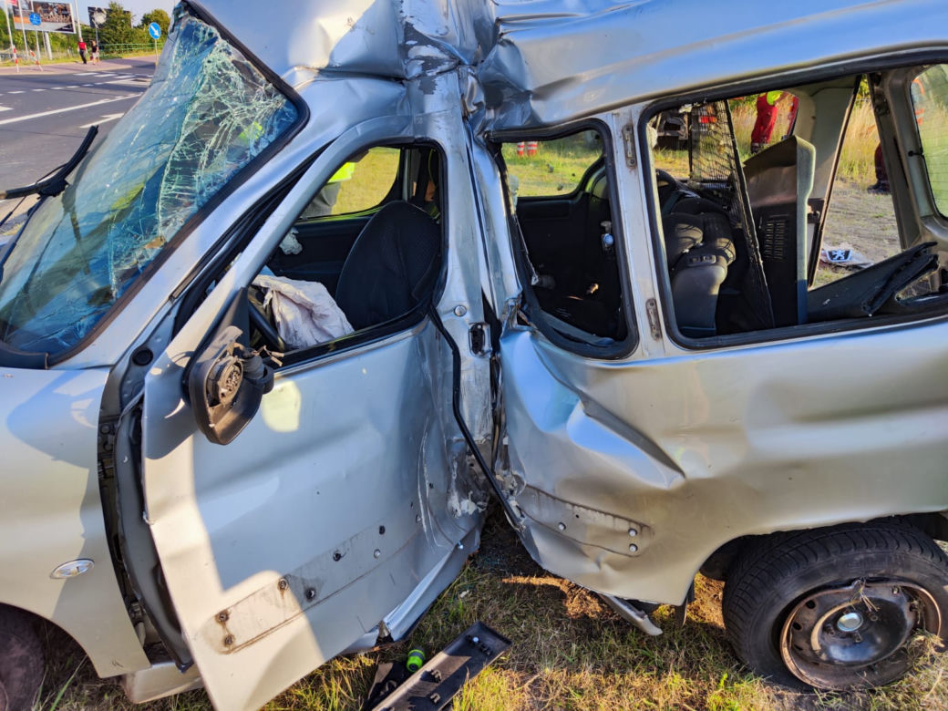 Groźny wypadek w Szczecinku. Peugeot roztrzaskał się na latarni