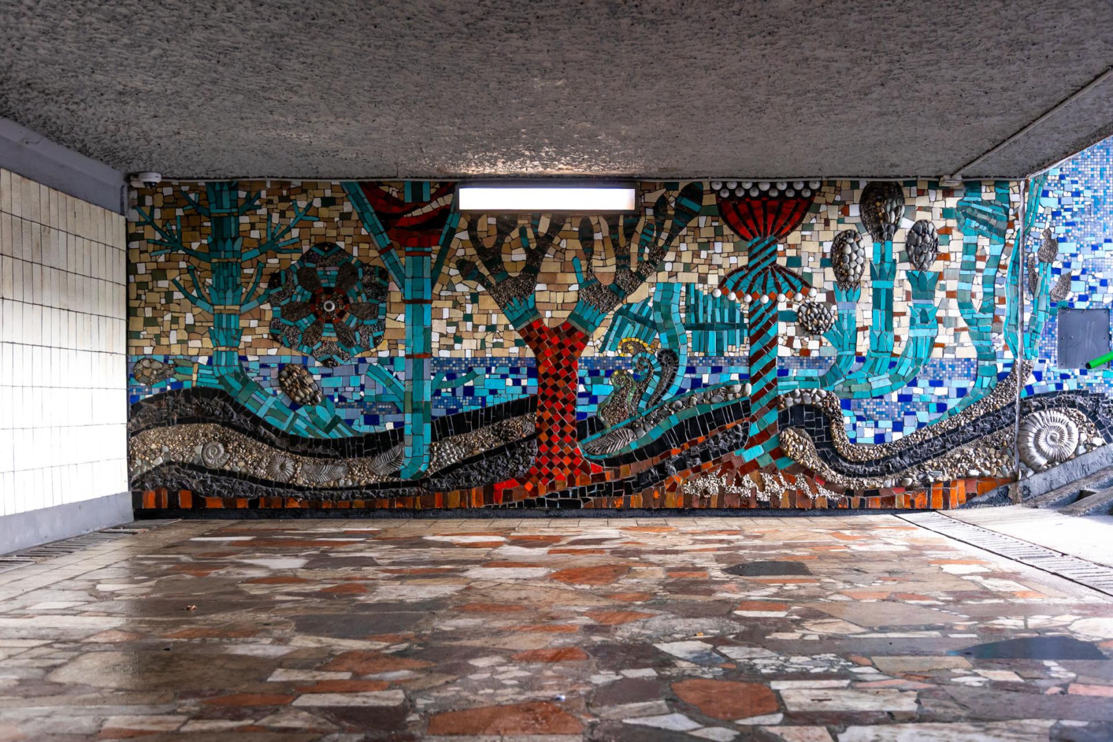 Przejście podziemne przy dawnej kopalni - mozaika z PRL