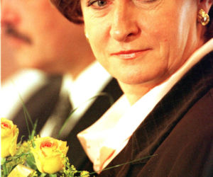 Była pierwszą kobietą na stanowisku premiera III RP. Już po roku złożyła dymisję