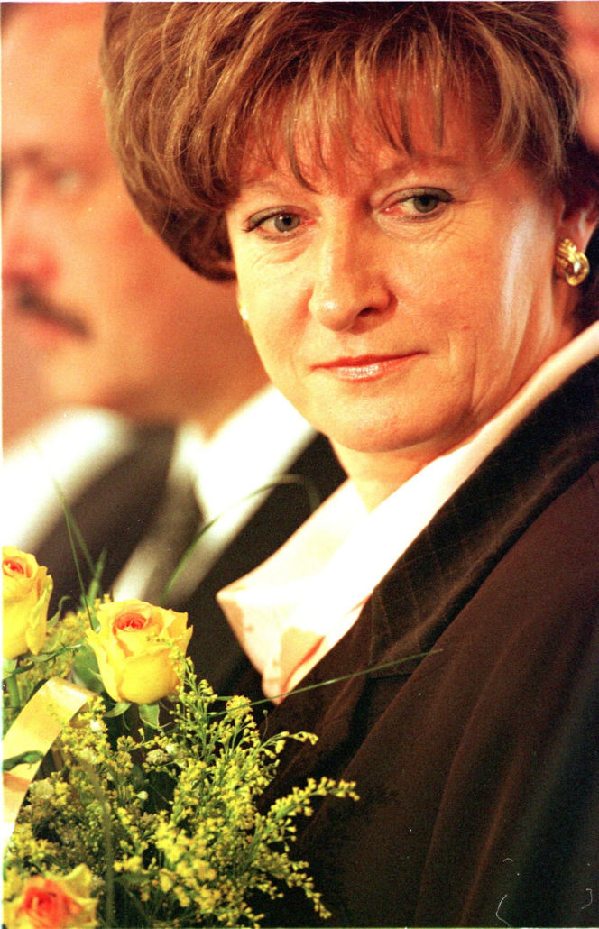 Była pierwszą kobietą na stanowisku premiera III RP. Już po roku złożyła dymisję