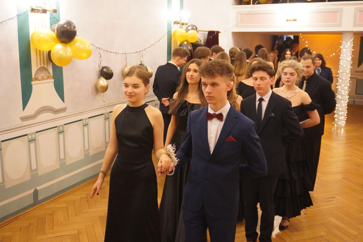 Polonez na Studniówce 2025 w II LO w Poznaniu