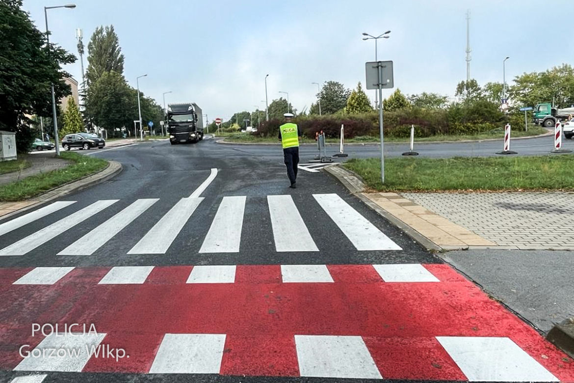 Policjanci pomagają kierowcom po nawałnicy, która przeszła przez Gorzów