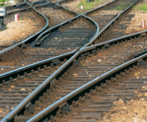 Tajemniczy rozbłysk przy torach. Do akcji skierowano kontrterrorystów i ABW