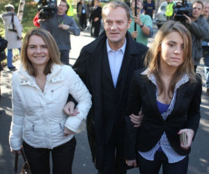 Kasia Tusk z tatą premierem i mamą Małgorzatą 