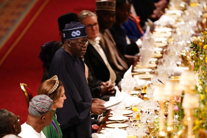 Wszyscy mówią o księżnej Kate. Na głowie ma tiarę Diany, w uszach kolczyki zmarłej królowej