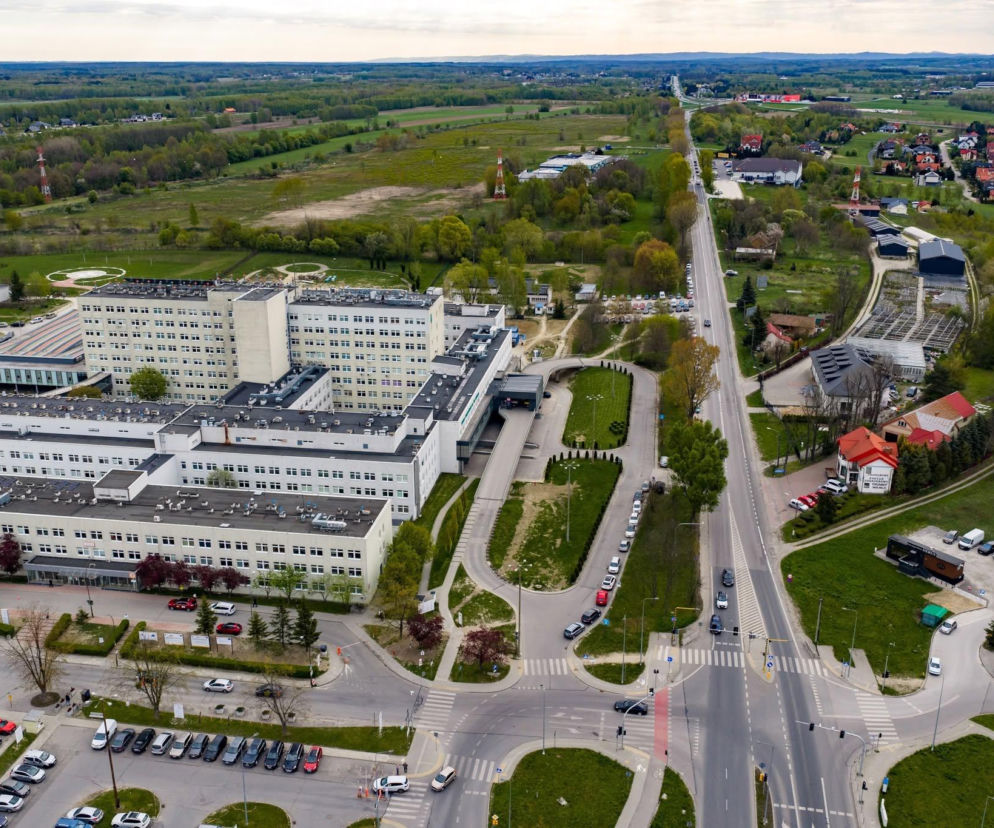 Widok z lotu ptaka na ulicę Lwowską w Tarnowie przy Szpitalu św. Łukasza. O utrudnieniach przeczytasz na Eska Tarnów.