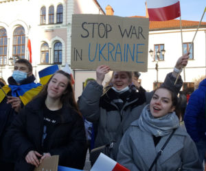 Młodzi ludzie - solidarni z walczącą Ukrainą 