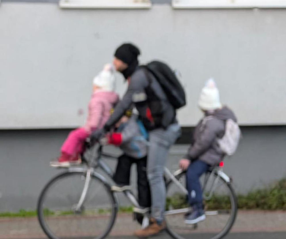 Ojciec i troje dzieci na jednym rowerze. Zdjęcie trafiło do sieci. „Brawo dla ojca”