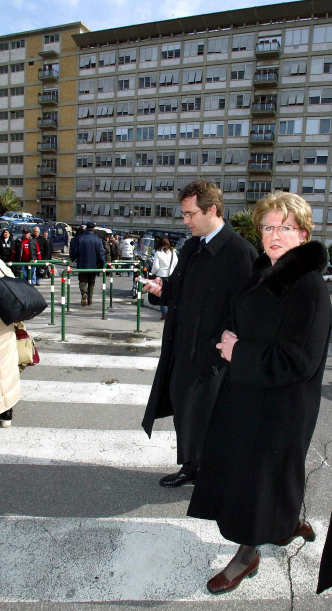 Była pierwszą kobietą na stanowisku premiera III RP. Już po roku złożyła dymisję