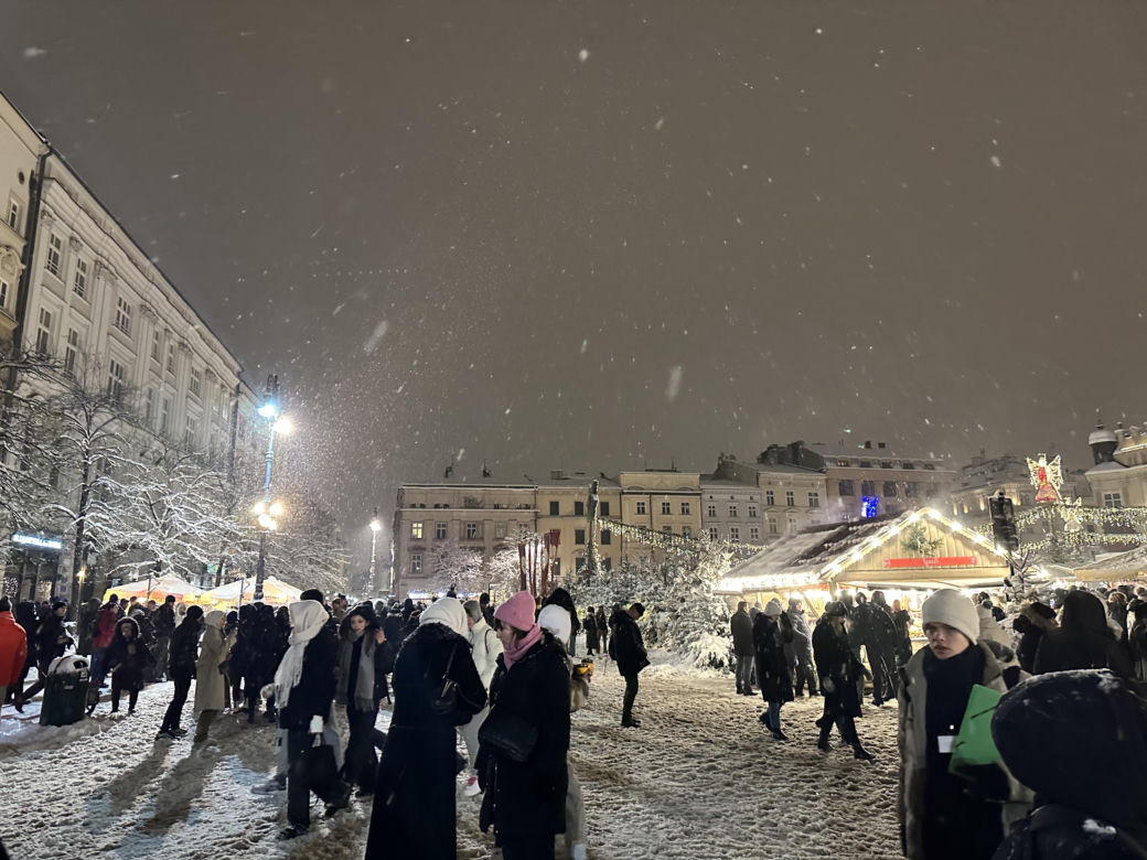 Choinka rozbłysła na Rynku Głównym. Tak wygląda Kraków w zimowej scenerii! 