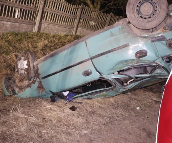 21-latek wjechał w drzewo i zabił pasażera. Drastyczne szczegóły