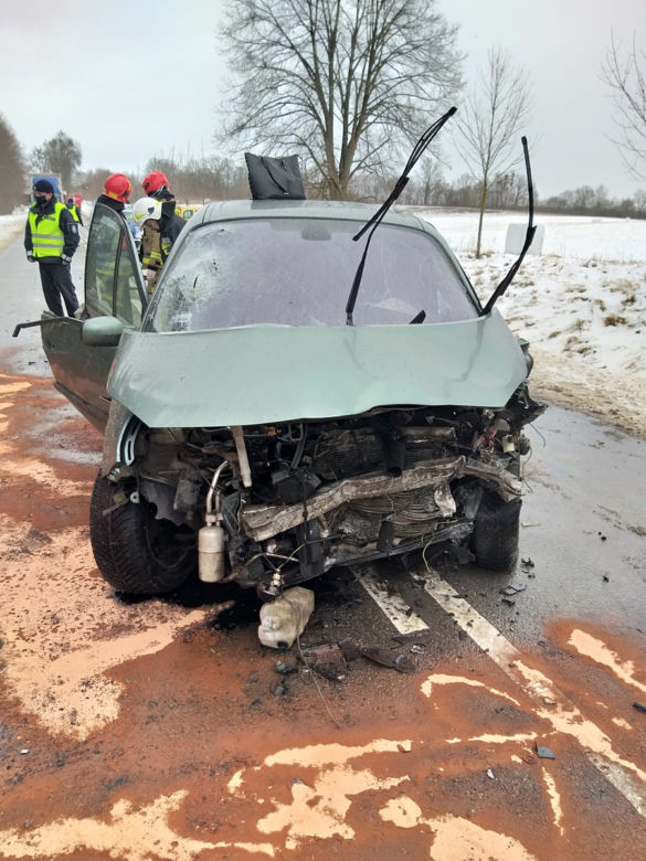 Wypadek pod Elblągiem. Jedna osoba nie żyje, pięć jest rannych