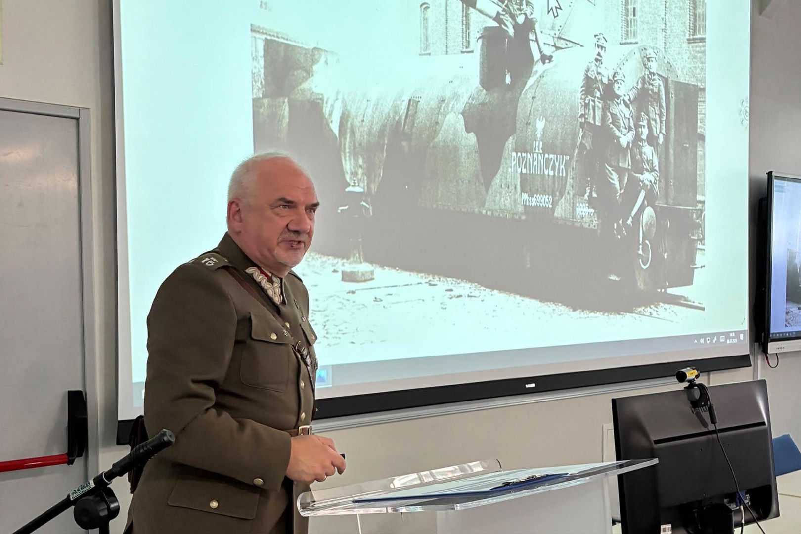 Zanim pojawili się studenci, stacjonowało tu wojsko. Kampus w centrum Poznania skrywa niezwykłą historię
