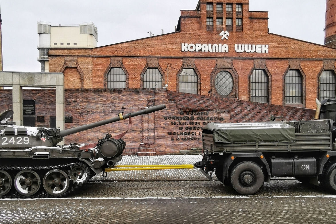Katowice: Do kopalni "Wujek" wjechał czołg. To nowy eksponat muzealny [ZDJĘCIA]