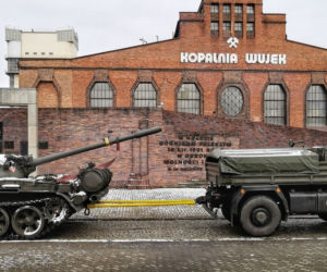 Katowice: Do kopalni Wujek wjechał czołg. To nowy eksponat muzealny [ZDJĘCIA]