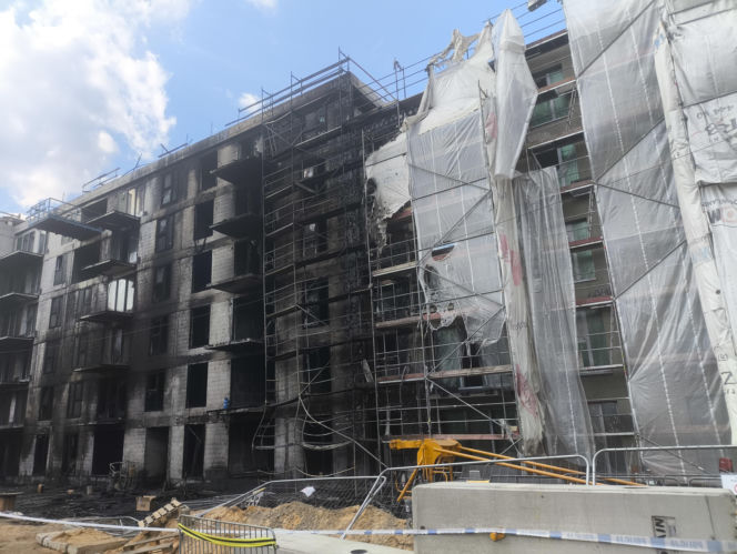Tak wygląda plac budowy po gigantycznym pożarze w Warszawie. Mieszkańcy w szoku: „szkoda tych ludzi”