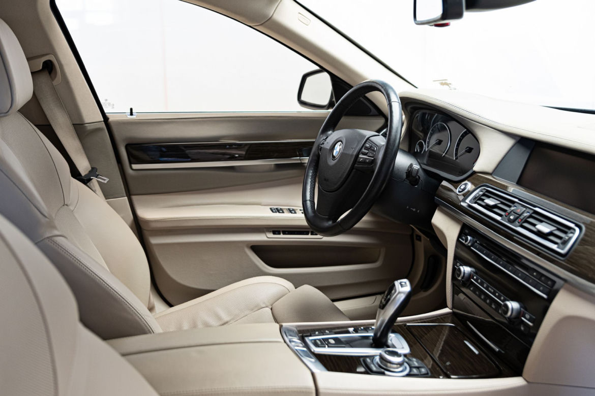 Robert Burneika jeździ wycackanym BMW 750Li