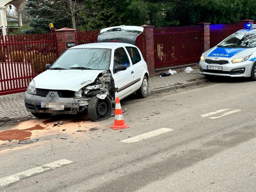 Dramat na Białołęce. Wiozła dzieci, roztrzaskała się na słupie