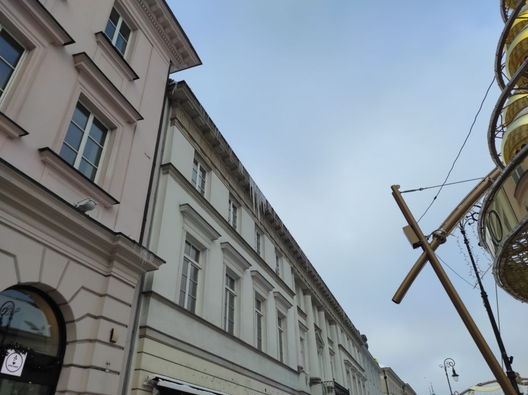 Gigantyczne sople na Krakowskim Przedmieściu